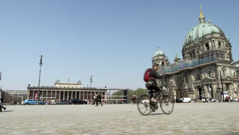 La-Catedral-De-Berlín-Y-El-Museo-Altes-Vistos-Desde-El-Lado-Del-Foro-Humboldt-En-Un-Día-Soleado