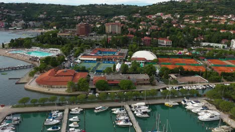 Drone-Aéreo-Derecho-Giratorio-Vista-Aérea-De-La-Puesta-De-Sol-Portoroz-Antes-Del-Atp-Retador-Eslovenia-Tenis-Abierto