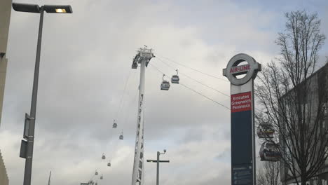 Foto-Fija-Del-Teleférico-De-La-Línea-Aérea-De-Londres,-Estación-De-Transporte-Suspendido-De-Greenwich