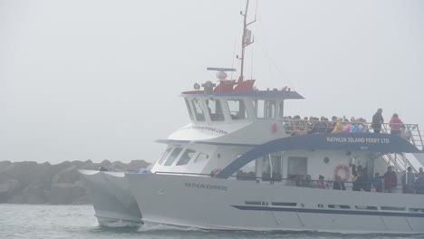 Rathlin-Island-Fähre-Mit-Touristen,-Die-An-Einem-Nebligen-Morgen-Zwischen-Rathlin-Island-Und-Ballycastle-Kreuzen