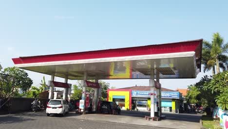 Aufnahme-Einer-Statischen-Aufnahme-Der-Pertamina-Öltankstelle-Auf-Bali,-Indonesien,-Tageslicht,-Rotes-Dach,-Autos-Und-Motorroller,-Gegend-Von-Denpasar,-Sanur