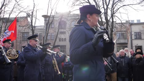 Vista-En-Cámara-Lenta-De-Una-Banda-Militar-Marchando-Y-Tocando-Música-En-Un-Desfile-En-Kaunas,-Lituania,-Para-La-Celebración-De-Vasario-Por-La-Restauración-Del-Estado