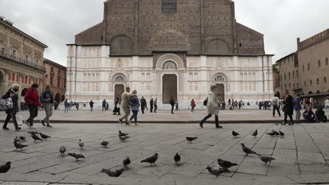 Touristen,-Die-An-Der-Piazza-Maggiore-Vorbeigehen,-Mit-Der-Basilika-San-Petronio-Im-Hintergrund