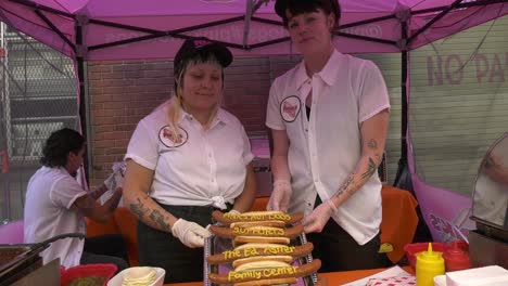 Wohltätigkeitsveranstaltung-„Pinks-Hot-Dogs“.