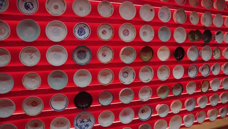 Pared-De-Tazones-De-Ramen-En-Exhibición,-Toma-Panorámica-En-El-Museo-De-Ramen-De-Yokohama.