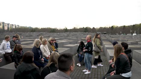 Reisegruppe-Hört-Dem-Führer-Am-Denkmal-Für-Die-Ermordeten-Juden-Europas-Zu