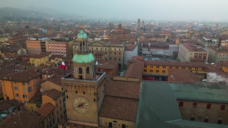 Der-Rückzug-Aus-Der-Luft-Zeigt-Das-Rathaus-Von-Bologna-Und-Den-Palazzo-D&#39;Accursio-Auf-Der-Piazza-Maggiore