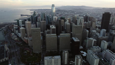 Volando-Frente-A-Un-Rascacielos-En-El-Centro-De-San-Francisco,-Amanecer-Nublado-En-Ca,-Estados-Unidos---Vista-Aérea