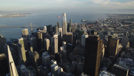 Drone-Girando-Hacia-Atrás-Sobre-El-Horizonte-De-San-Francisco