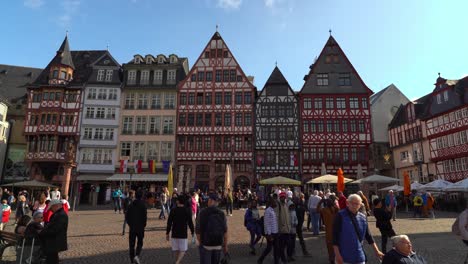 Der-Römerbergplatz-In-Frankfurt-Besteht-Aus-Teils-Gotischer,-Teils-Barocker-Architektur