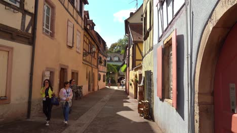 Tres-Jóvenes-Amigas-Caminan-Por-El-Barrio-De-Pescaderías-De-Colmar.