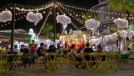 Celebrando-El-Festival-De-Navidad-Y-Cerveza-En-Un-Espacio-Abierto-En-Un-Centro-Comercial-Comunitario-En-Bangkok,-Tailandia.