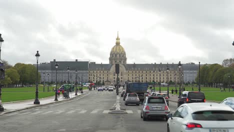 Les-Invalides-Que-Contienen-Museos-Y-Monumentos,-Todos-Relacionados-Con-La-Historia-Militar-De-Francia