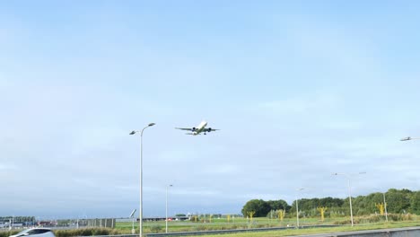 Un-Importante-Avión-De-Pasajeros-Que-Pasa-Sobre-Las-Carreteras-De-Vehículos-Para-Aterrizar-En-Schiphol