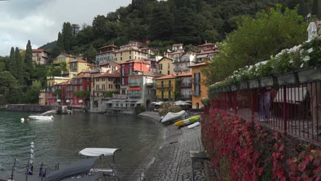 La-Gente-Camina-Cerca-De-Hermosas-Villas-De-La-Ciudad-De-Varenna-Cerca-Del-Lago-Como-A-Principios-De-La-Mañana-De-Otoño