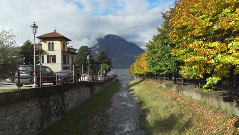 Paar-Steht-Auf-Der-Brücke-In-Der-Stadt-Varenna-Am-Comer-See