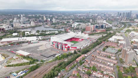 Vista-Aérea-Del-Estadio-Old-Trafford-Y-De-Los-Muelles-De-Salford-En-Inglaterra,-Reino-Unido.