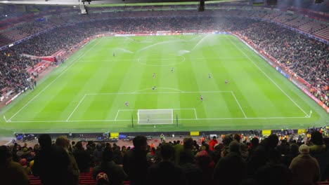 Sprinkler-Sprühen-Ihren-Feinen-Nebel-über-Den-Rasen-Des-Emirates-Stadions