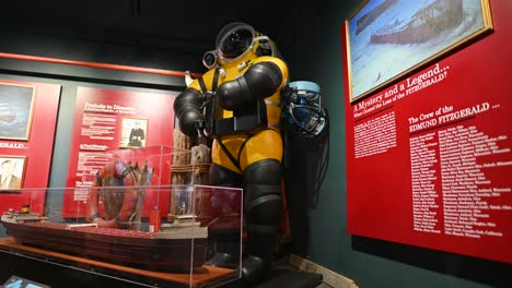 Edmund-Fitgerald-Modell-Und-Taucheranzug-Im-Great-Lakes-Shipwreck-Museum,-Michigan