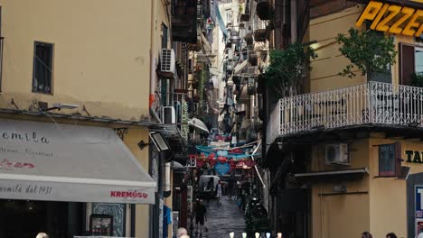 Callejón-Estrecho-En-El-Barrio-Español-De-Nápoles,-Italia