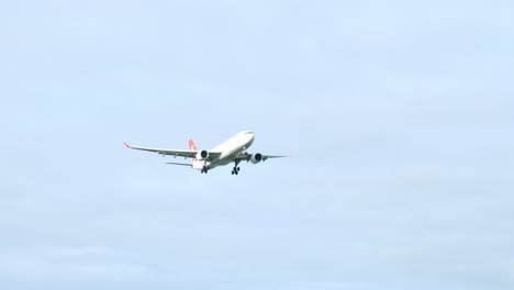 El-Tren-De-Aterrizaje-Del-Avión-Turco-Se-Extiende,-Listo-Para-Abrazar-La-Pista-De-Schiphol.