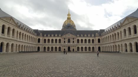 Innenhof-Von-Les-Invalides-Mit-Herumlaufenden-Besuchern