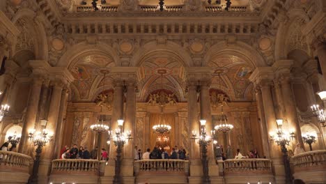 Menschenmassen-Fotografieren-Auf-Balkonen-Im-Palais-Garnier