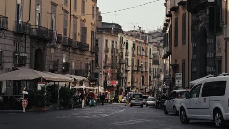 Escena-Callejera-De-Nápoles-Con-Cafés,-Italia