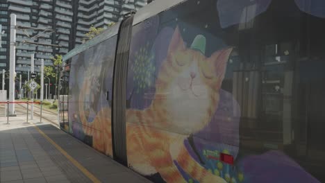 Mural-De-Gato-En-El-Tranvía-De-La-Ciudad-En-El-Metro-Ligero-Danhai,-Estación-Lrt,-Tamsui,-Nuevo-Taipei