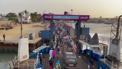 Panoramic-view-of-passengers-arriving-in-Barra-by-ferry