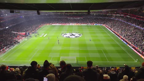 Al-Son-De-La-Liga-De-Campeones,-Se-Encienden-Las-Luces-Del-Estadio-Emirates