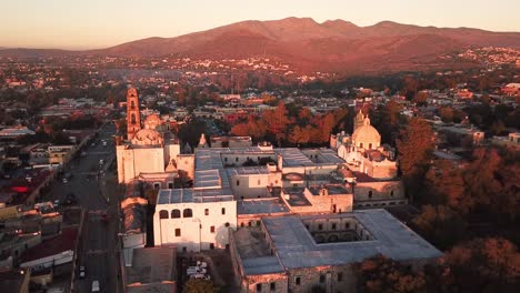 Toma-Estática-De-Un-Dron-Del-Amanecer-Sobre-El-Museo-Del-Virreinato-En-Tepotzotlán,-México