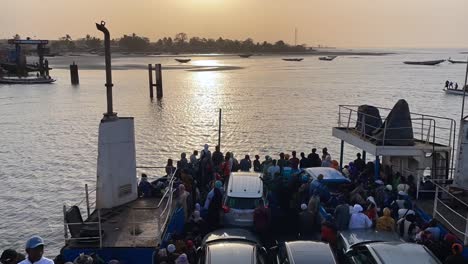 Timelapse-De-Pasajeros-Que-Cruzan-El-Río-Desde-Banjul-A-Barra-En-Ferry-En-Una-Calurosa-Tarde-De-Verano