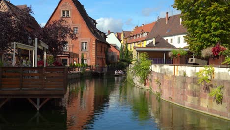 Touristen-Segeln-Im-Boot-Im-Wasserkanal-Im-Fischhändlerviertel