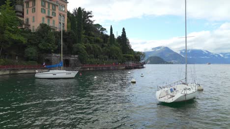 Zwei-Wunderschöne-Weiße-Yachten-Schwimmen-In-Der-Nähe-Der-Stadt-Varenna-Im-Comer-See