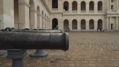 Cañones-Decorados-De-Las-Guerras-Napoleónicas-En-El-Patio-Del-Museo-De-Les-Invalides