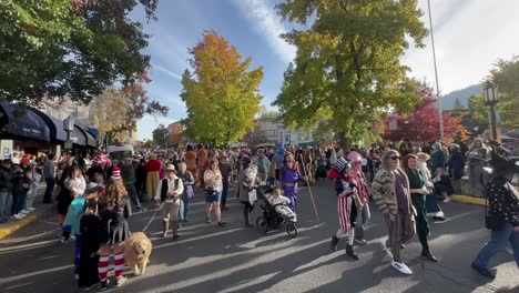 Eine-Menschenmenge,-Die-Während-Einer-Halloween-Parade-Vorbeiläuft