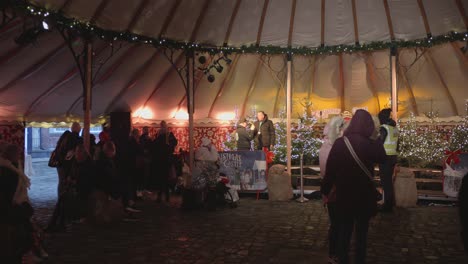 Gente-Dentro-De-La-Carpa-Con-Decoración-Navideña-En-Dublín,-Irlanda