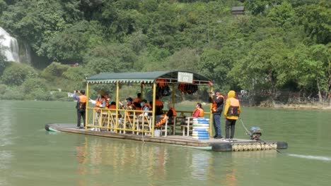 Touristen-Navigieren-In-Booten-Durch-Die-Gewässer-Unter-Den-Kaskadierenden-Ban-Gioc-Detian-Wasserfällen