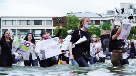 Die-Junge-Generation-Demonstriert-Voller-Emotionen-Im-Knietiefen-Wasser-Gegen-Rassismus-Und-Gewalt