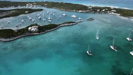 Yates,-Catamaranes-Y-Veleros-En-El-Puerto-Deportivo-De-La-Isla,-Vista-Aérea