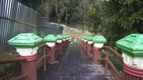 El-Puente-Que-Conduce-A-La-Cueva-Mahendra-Y-Las-Cataratas-Del-Diablo