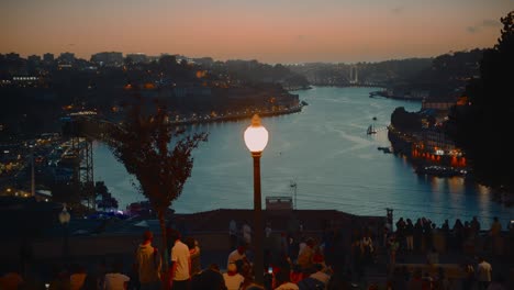 Multitud-De-Turistas-Disfrutando-De-La-Hermosa-Puesta-De-Sol-Italiana-En-Un-Lugar-Pintoresco-En-Los-Muelles