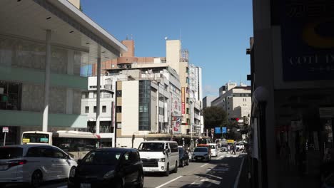 Línea-De-Tráfico-A-Lo-Largo-De-La-Avenida-Hyakumangoku-Dori-En-Kanazawa-En-La-Soleada-Tarde-De-Octubre