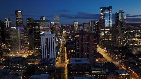 Luces-De-La-Ciudad-Del-Centro-De-Denver,-Colorado,-EE.UU.-Por-La-Noche.