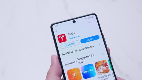 Deinstallation-Einer-Tesla-Anwendung-Vom-Persönlichen-Smartphone-Einer-Person