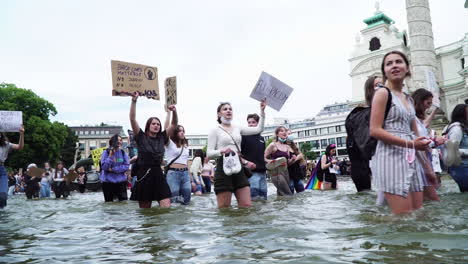 Eine-Junge-Generation-Demonstriert-Emotional-Im-Knietiefen-Wasser-Vor-Der-Karlskirche-In-Wien-Gegen-Rassismus-Und-Gewalt