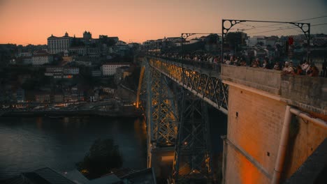 Turista-Mirando-Hacia-Abajo-Sobre-El-Puente-Dom-Luis-I,-Atracción-Turística-Con-El-Horizonte-De-Porto-En-Segundo-Plano.