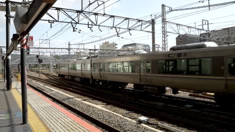 Lokaler-U-Bahn-Zug-Fährt-Am-Sonnigen-Nachmittag-Vom-Bahnhof-Kyoto-Ab