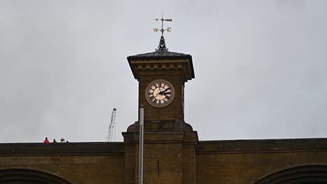 Repair-on-the-roof-of-Kings-Cross-Station,-London,-United-Kingdom